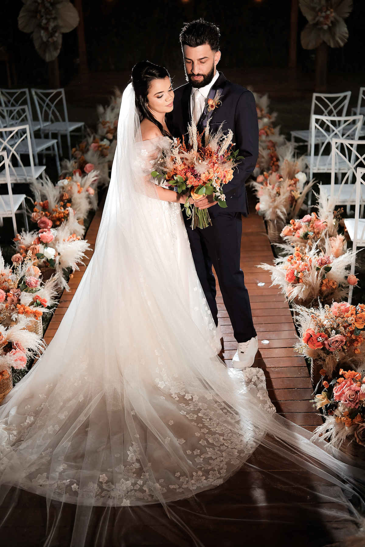 Detalhes do casamento no campo, com foco nas alianças, flores e decoração rústica, capturando a essência do grande dia.