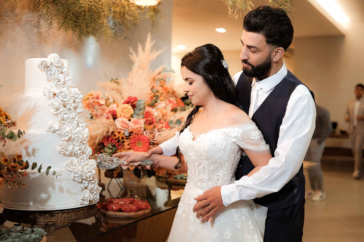 Detalhes do casamento no campo, com foco nas alianças, flores e decoração rústica, capturando a essência do grande dia.