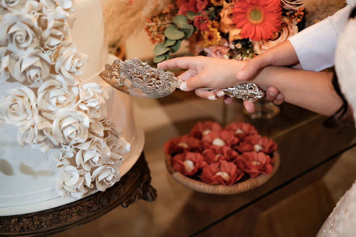 Detalhes do casamento no campo, com foco nas alianças, flores e decoração rústica, capturando a essência do grande dia.