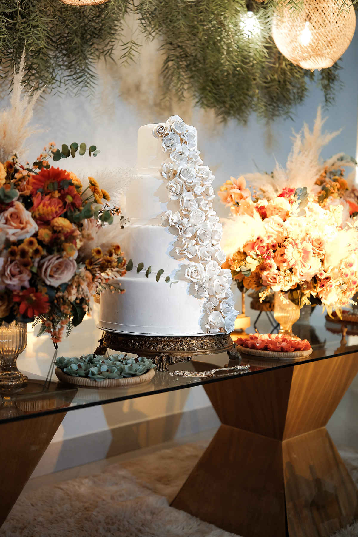 Detalhes da decoração rústica e elegante no casamento ao ar livre em sítio na região de Belo Horizonte, com flores naturais e iluminação aconchegante.
