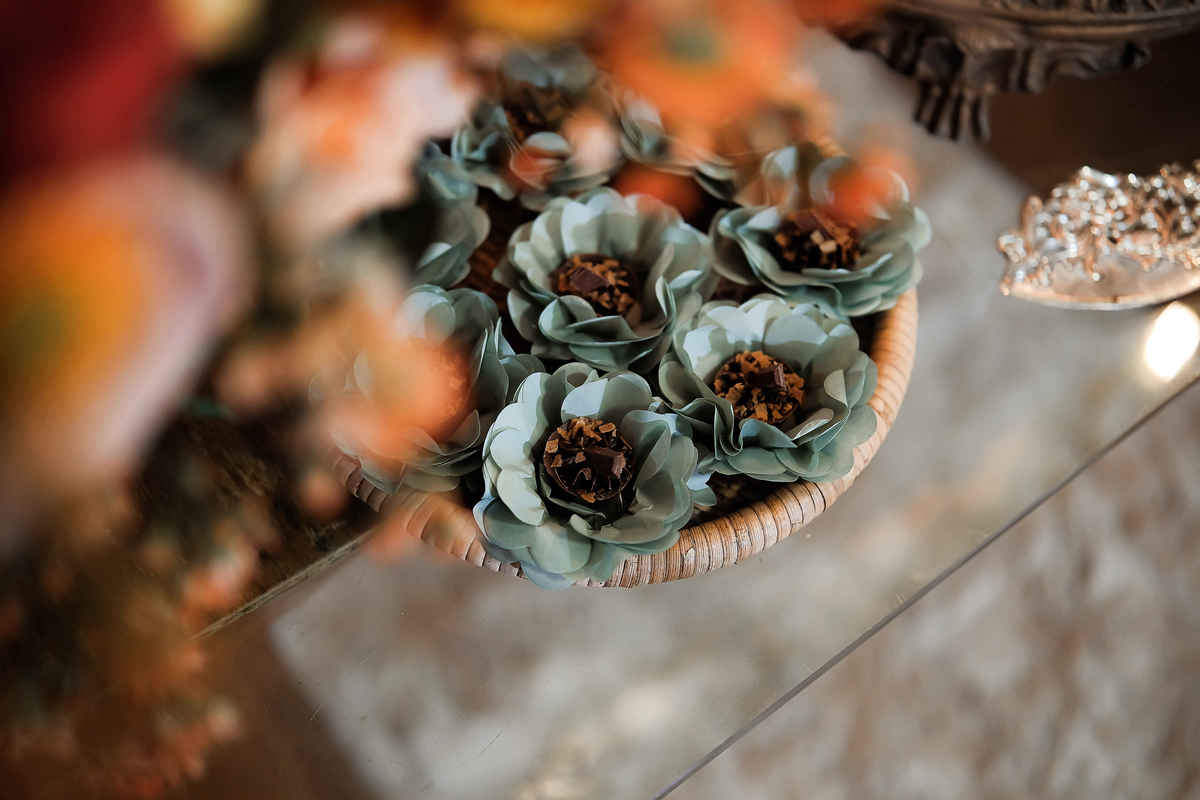 Detalhes da decoração rústica e elegante no casamento ao ar livre em sítio na região de Belo Horizonte, com flores naturais e iluminação aconchegante.