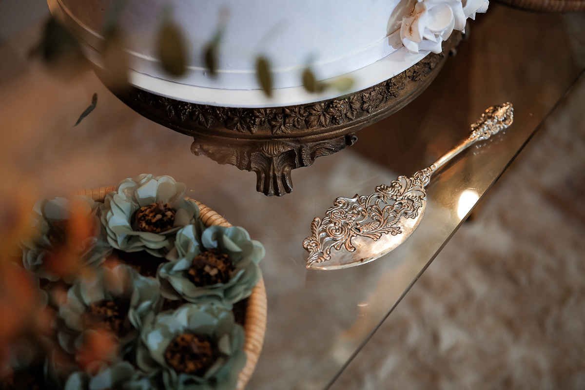 Detalhes da decoração rústica e elegante no casamento ao ar livre em sítio na região de Belo Horizonte, com flores naturais e iluminação aconchegante.