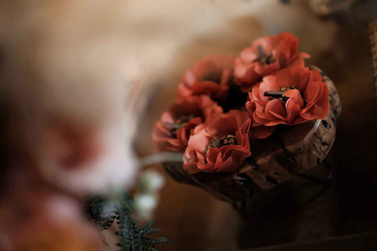 Detalhes da decoração rústica e elegante no casamento ao ar livre em sítio na região de Belo Horizonte, com flores naturais e iluminação aconchegante.
