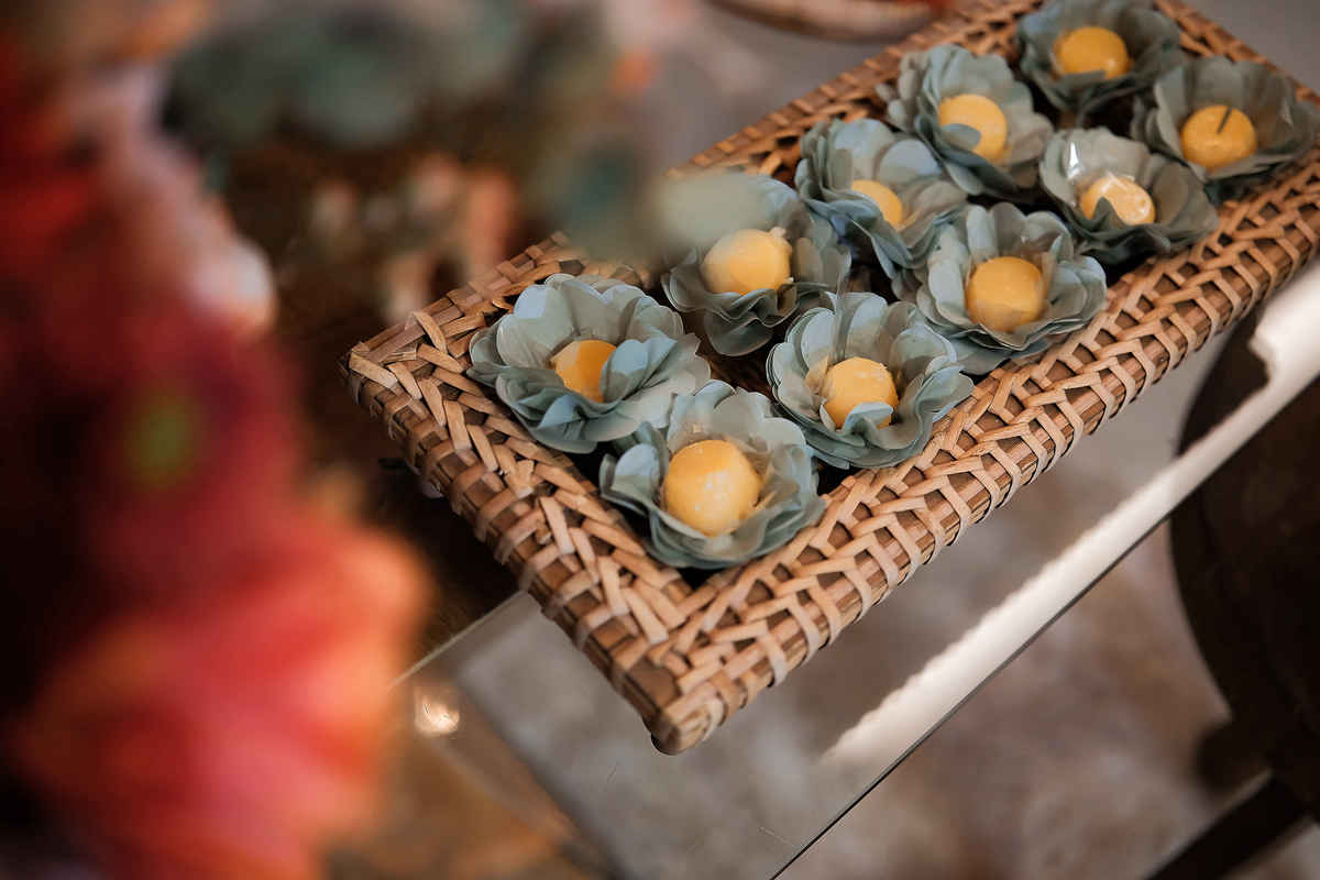 Detalhes da decoração rústica e elegante no casamento ao ar livre em sítio na região de Belo Horizonte, com flores naturais e iluminação aconchegante.