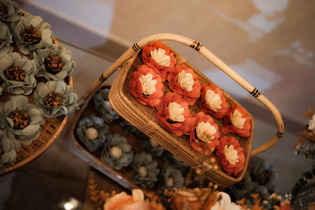 Detalhes da decoração rústica e elegante no casamento ao ar livre em sítio na região de Belo Horizonte, com flores naturais e iluminação aconchegante.