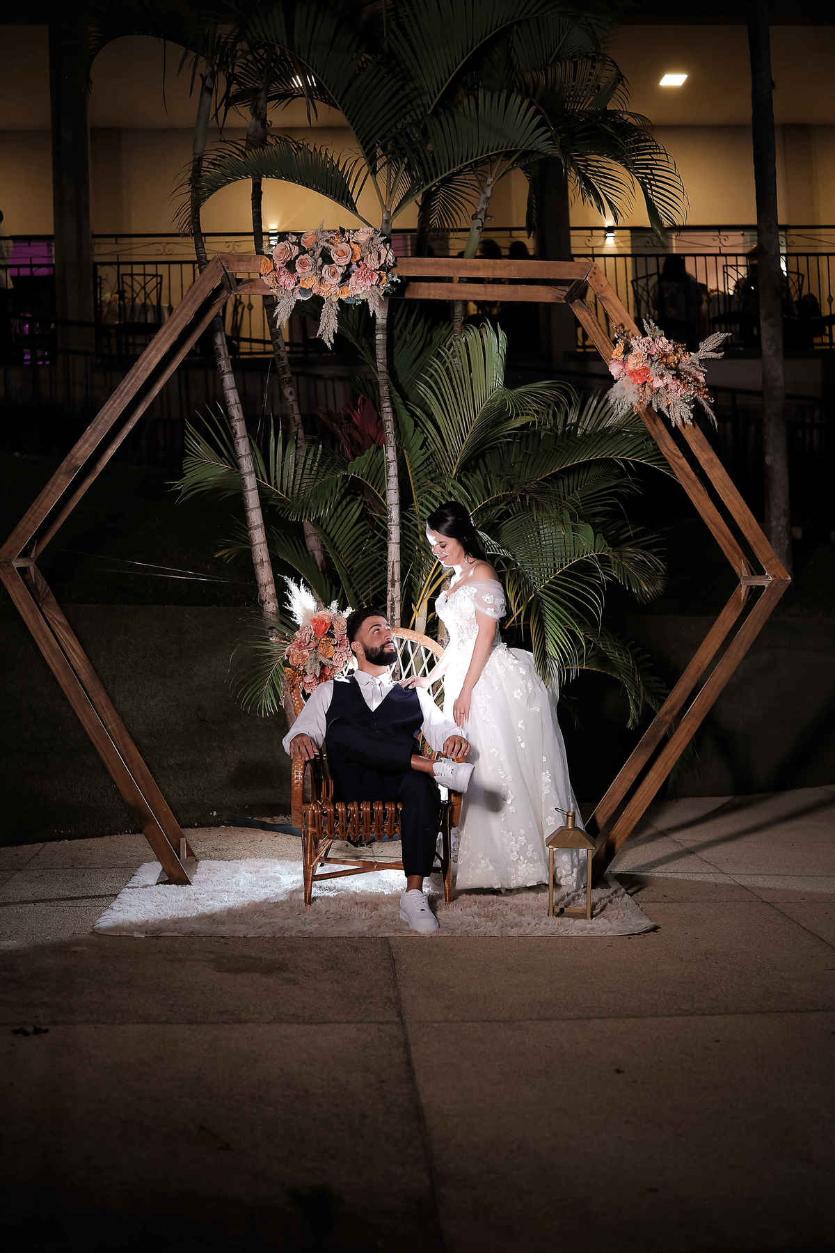 Ensaio fotográfico de casal ao ar livre em cenário natural, com luz do pôr do sol e ambiente romântico em Belo Horizonte e região.
