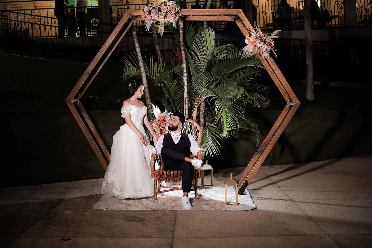 Ensaio fotográfico de casal ao ar livre em cenário natural, com luz do pôr do sol e ambiente romântico em Belo Horizonte e região.