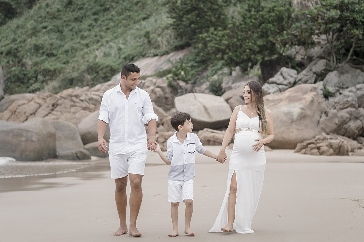 Ensaio gestante na Praia do Tombo em Guarujá/SP