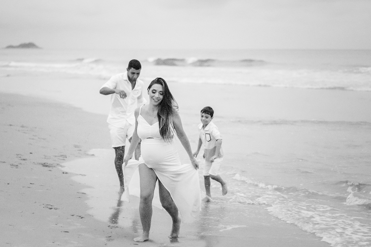 Ensaio gestante na Praia do Tombo em Guarujá/SP