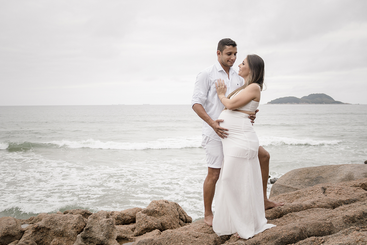 Ensaio gestante na Praia do Tombo em Guarujá/SP