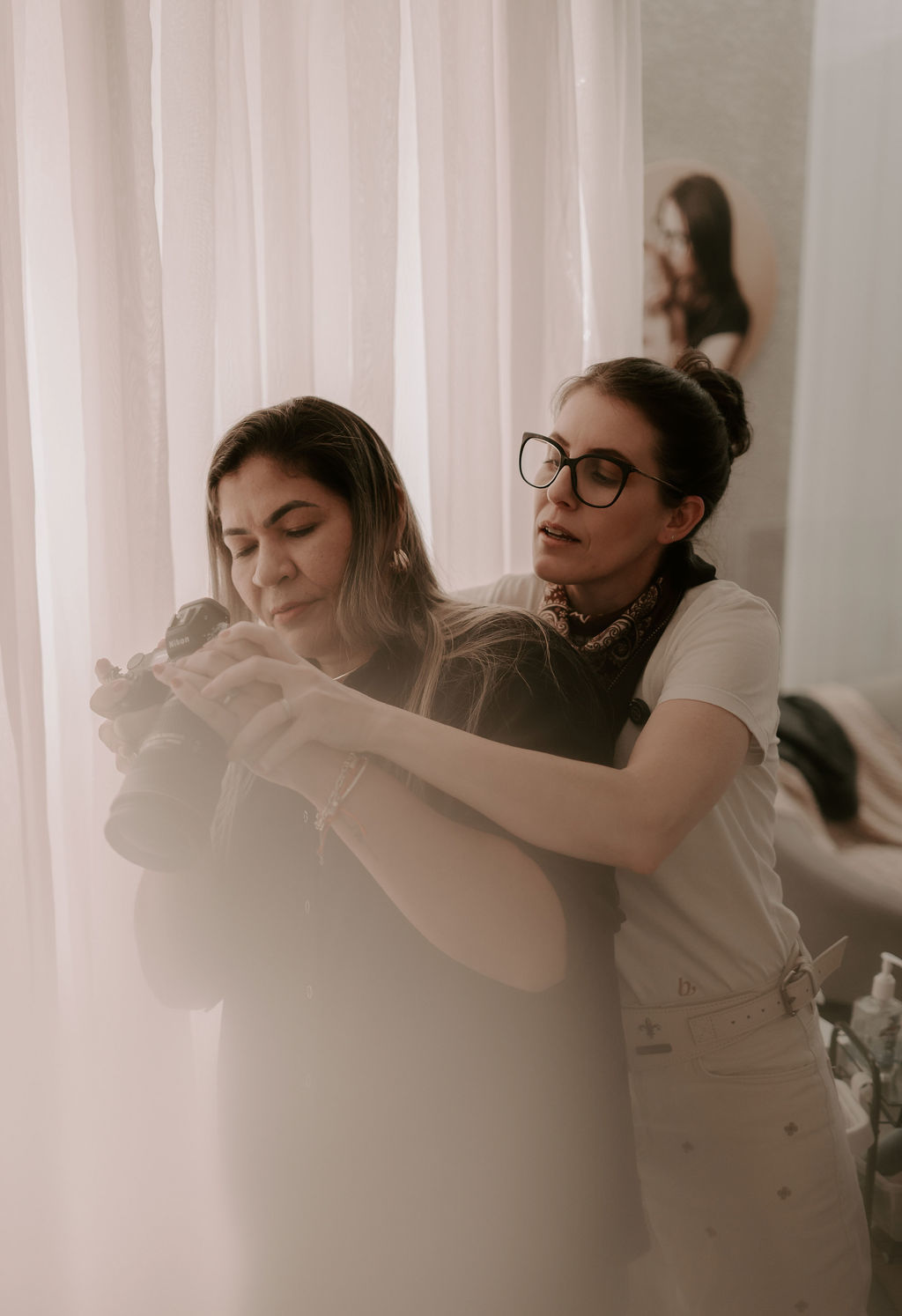 Aluna posicionando o bebê durante o workshop