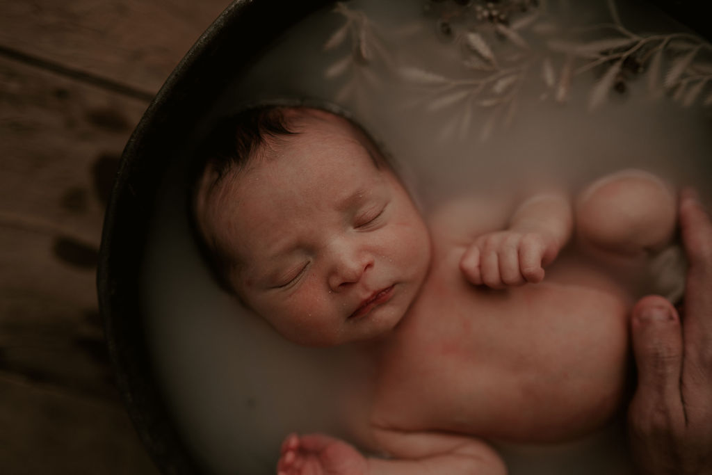 Bebê no banho de leite