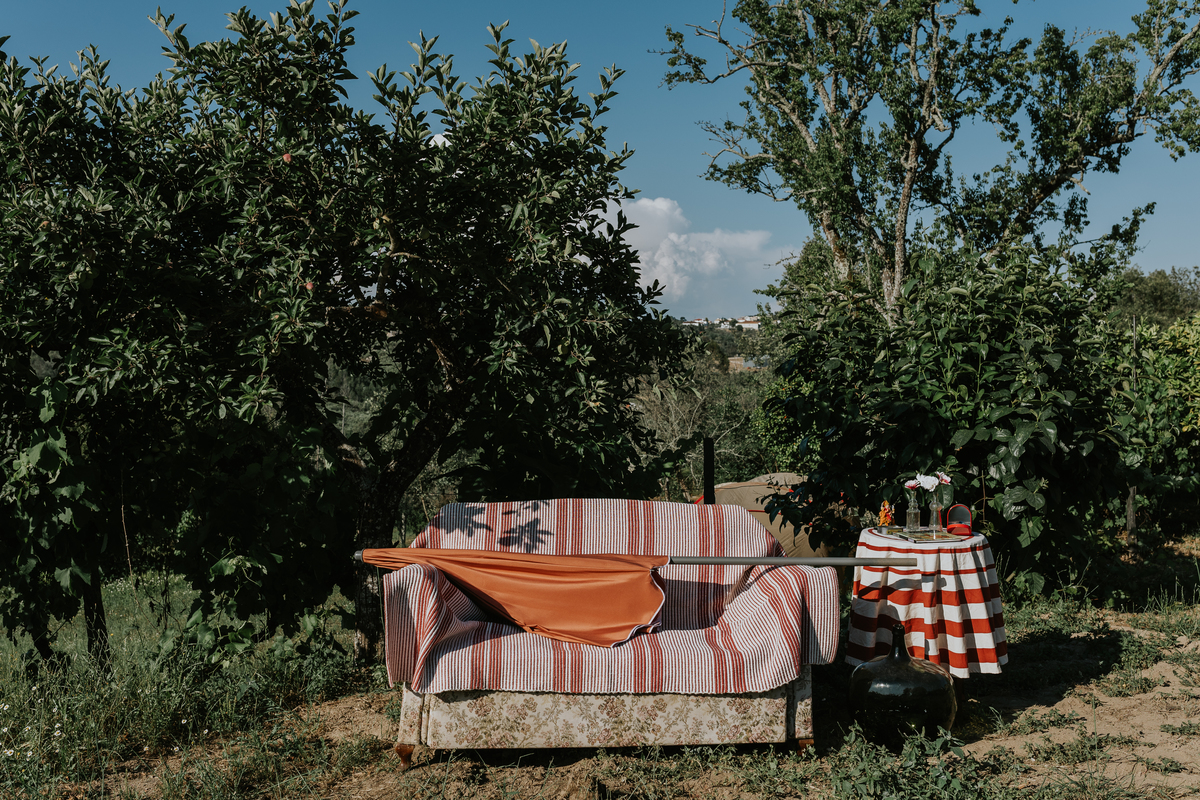 Casamento rock'nroll floresta alternativo sofá