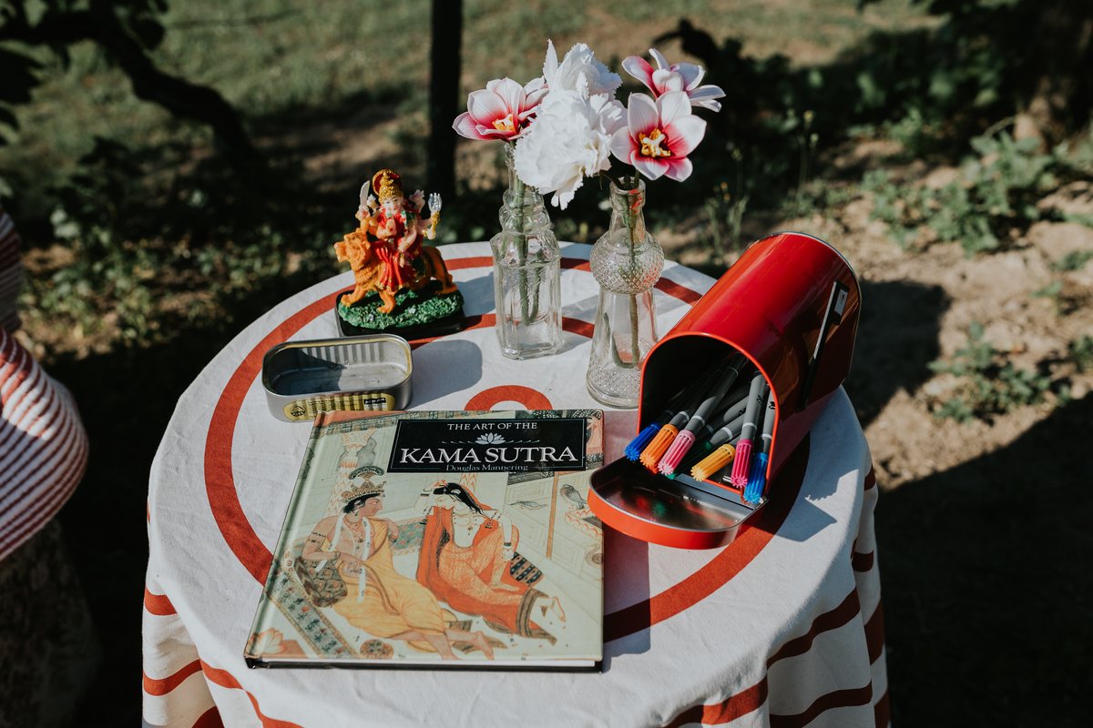 Mesa livro mensagens noivos kama sutra