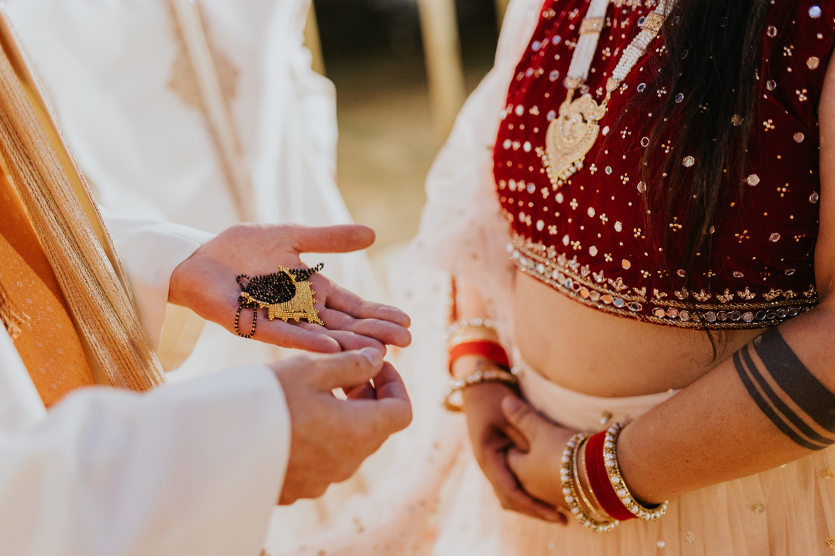 Casamento indiano Portugal alternativo entrega joia
