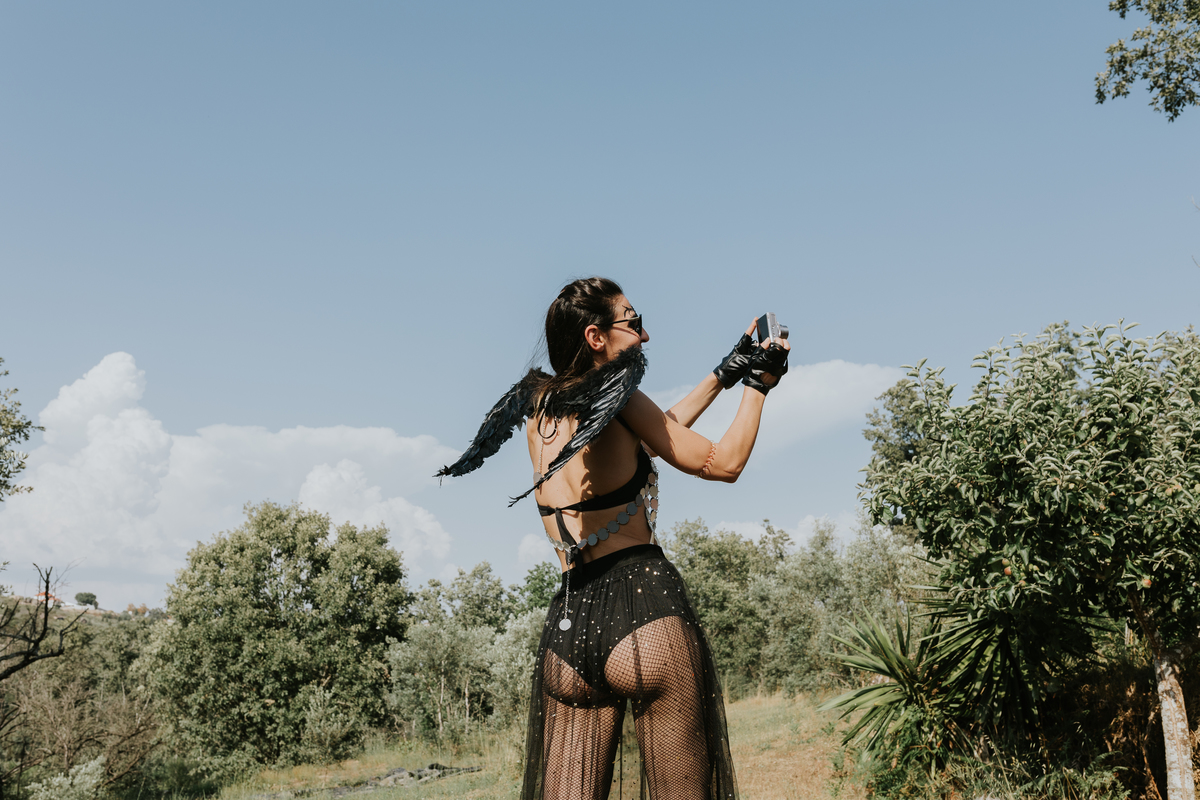 Anjo negro casamento alternativo convidada