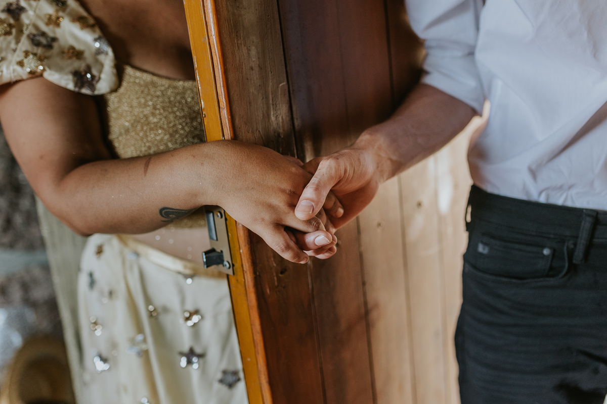 Noivos tocam-se antes da cerimonia
