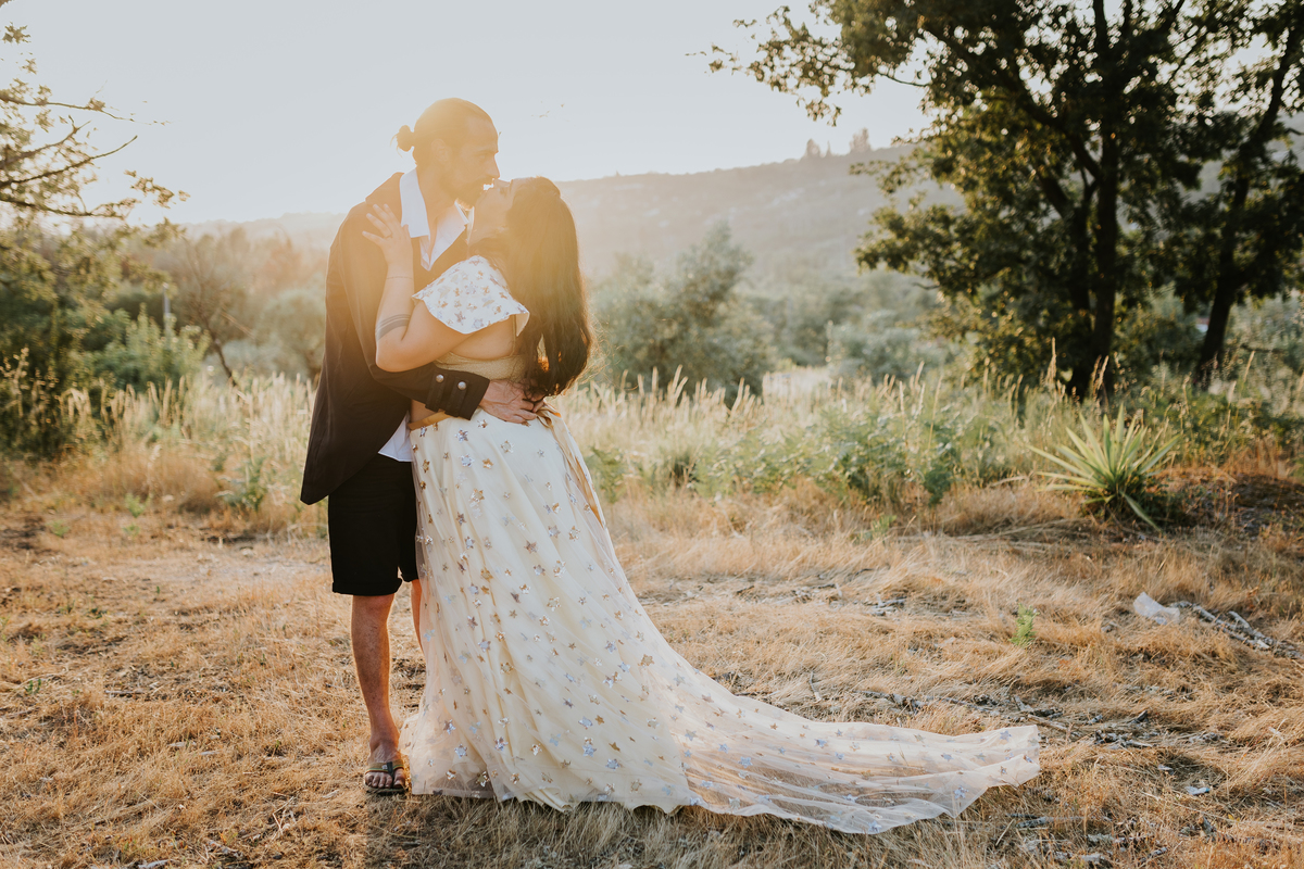 Noivos beijo casamento montanha