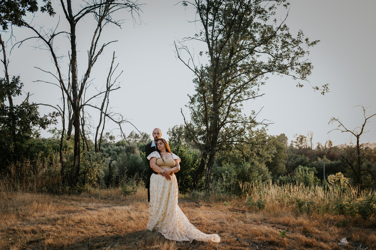 Noivos abraçados montanha