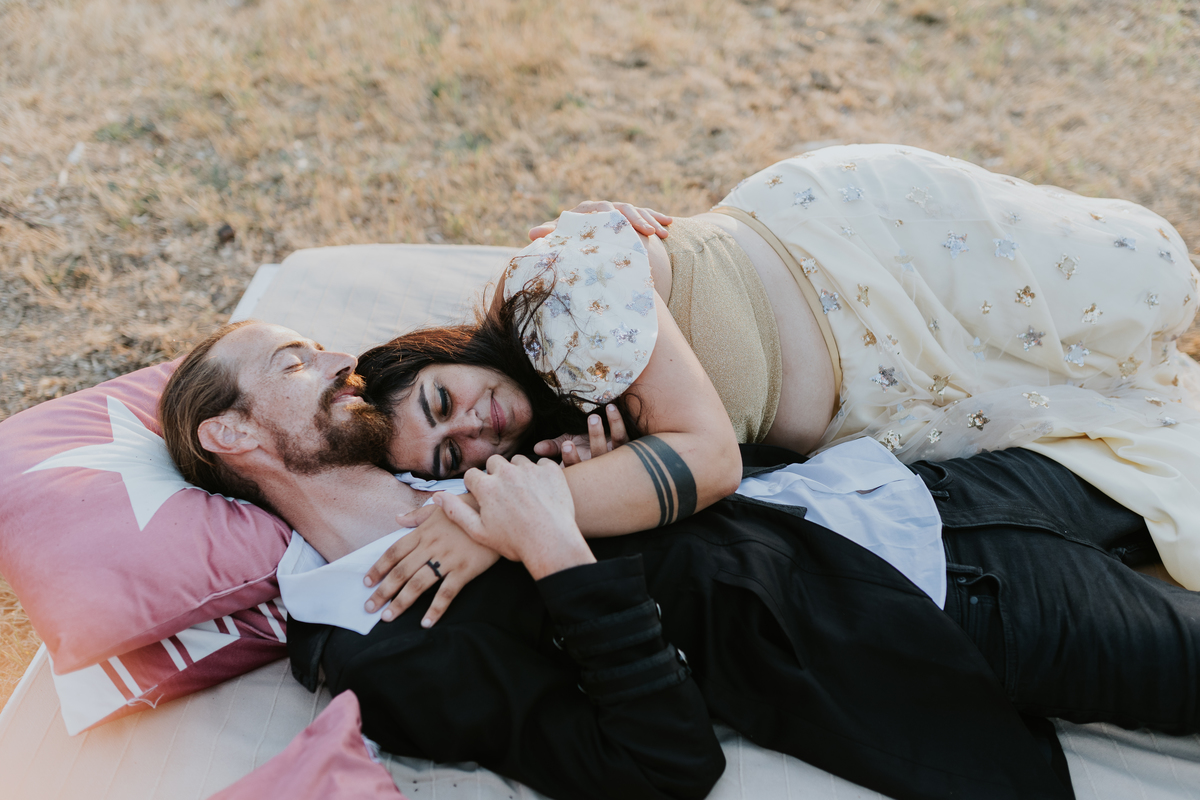 Noivos deitados alternativos montanha