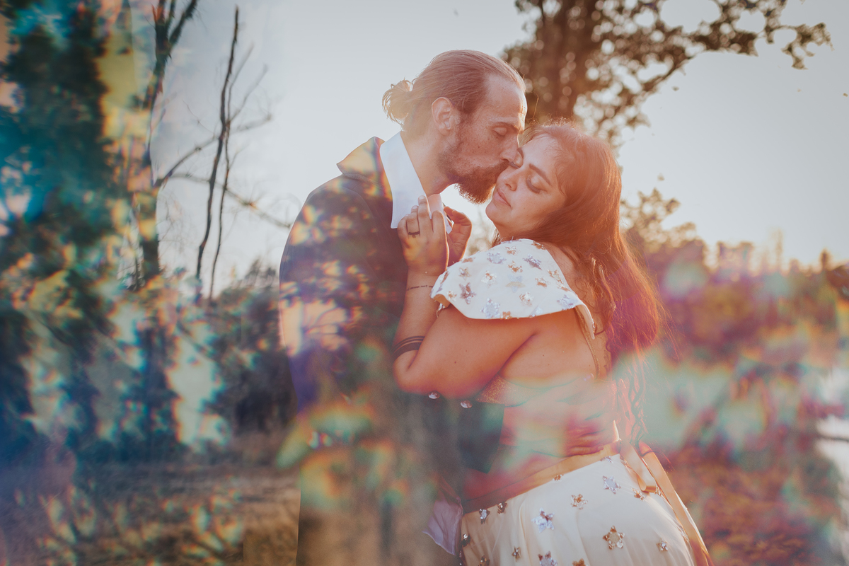 Noivos beijo carinho casamento montanha