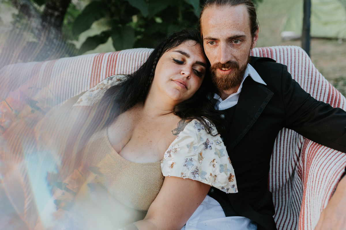 Noivos sentados alternativo sofá