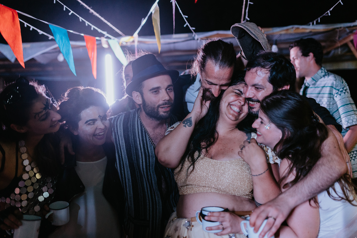 Noivos amigos abraço casamento