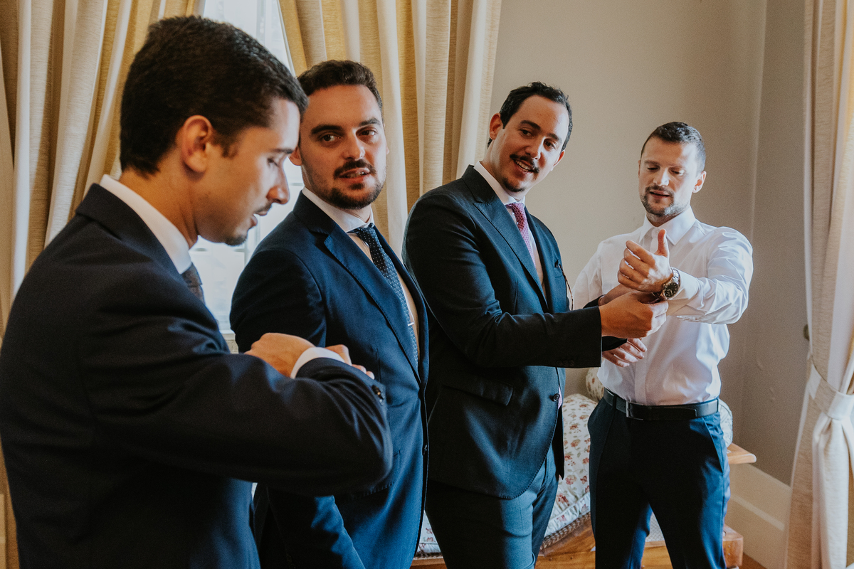 Noivo amigos botões de punho preparação