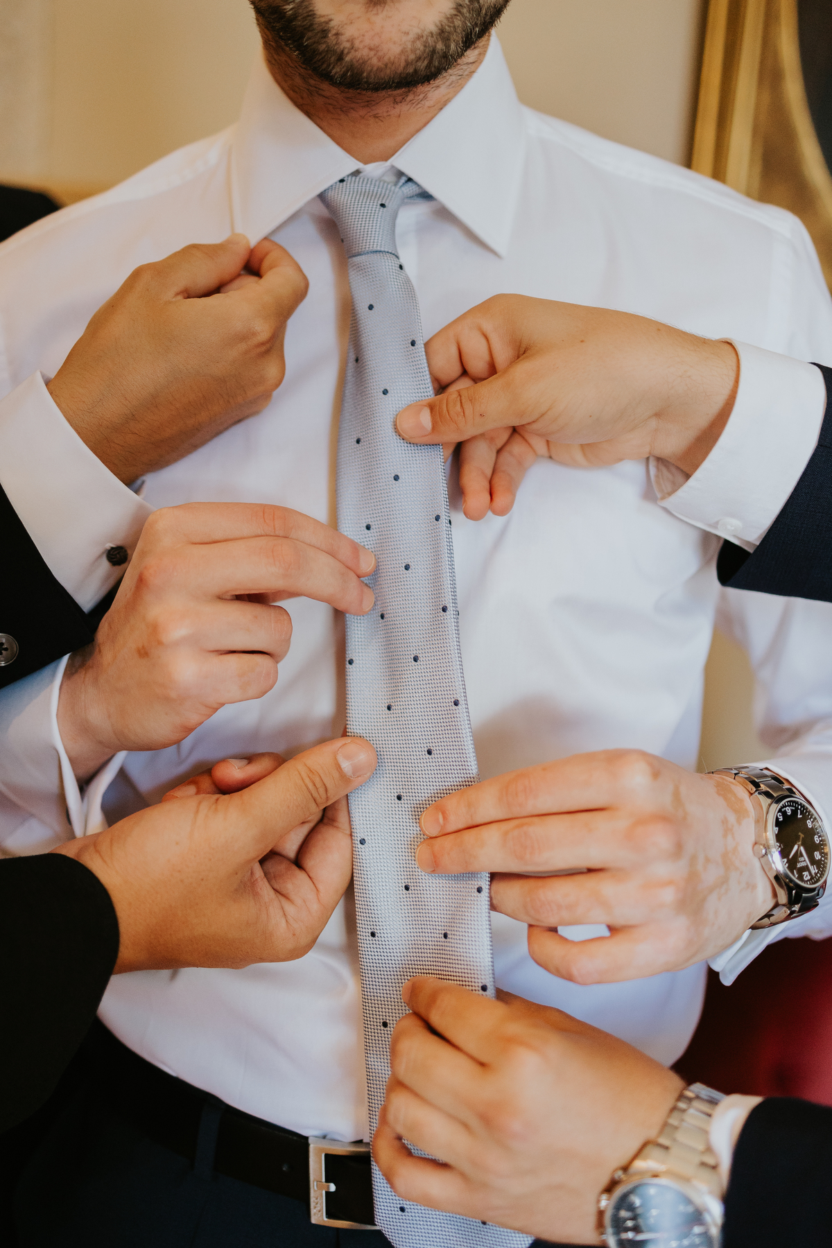 Nois amigos gravata mãos