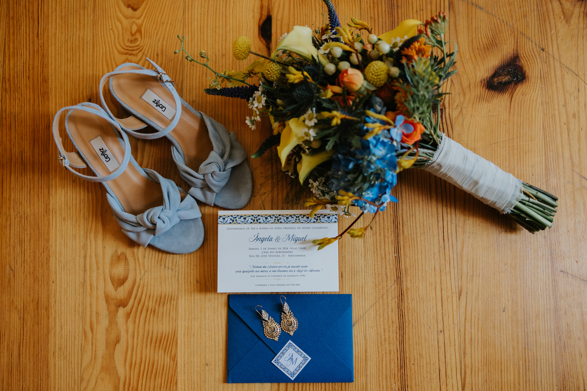 Detalhes noiva flat lay flores convite sapatos brincos