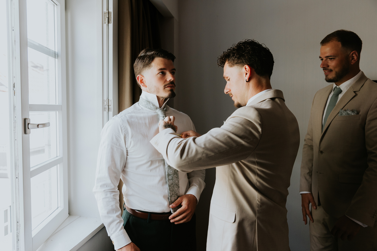 Noivo amigos hotel preparativos casamento 