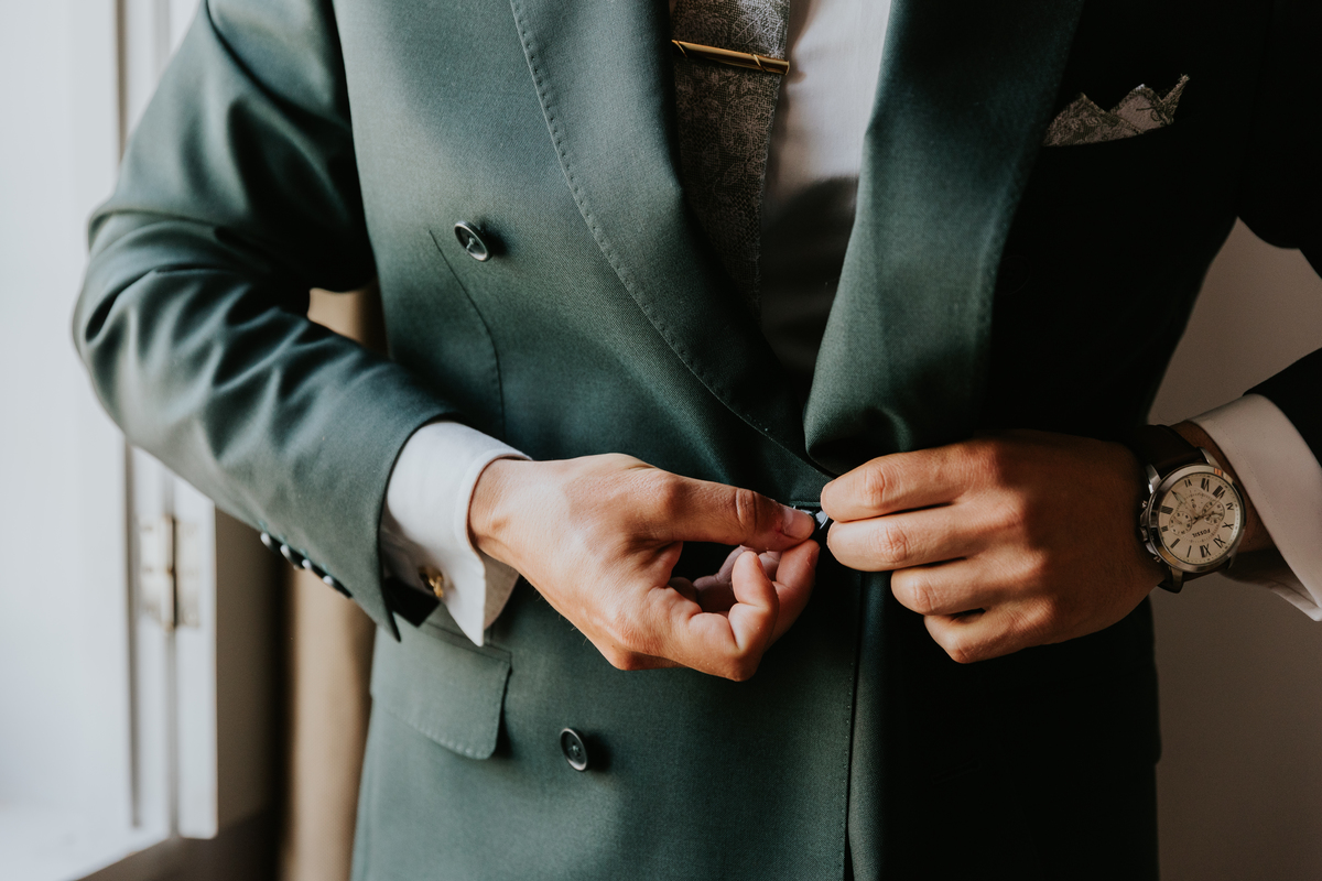 Detalhe do noivo fato e relógio