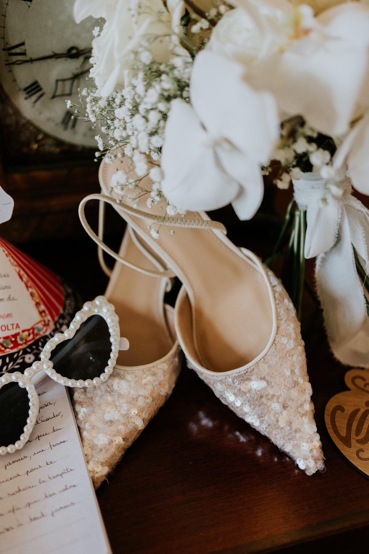 Detalhes noiva sapatos óculos sol