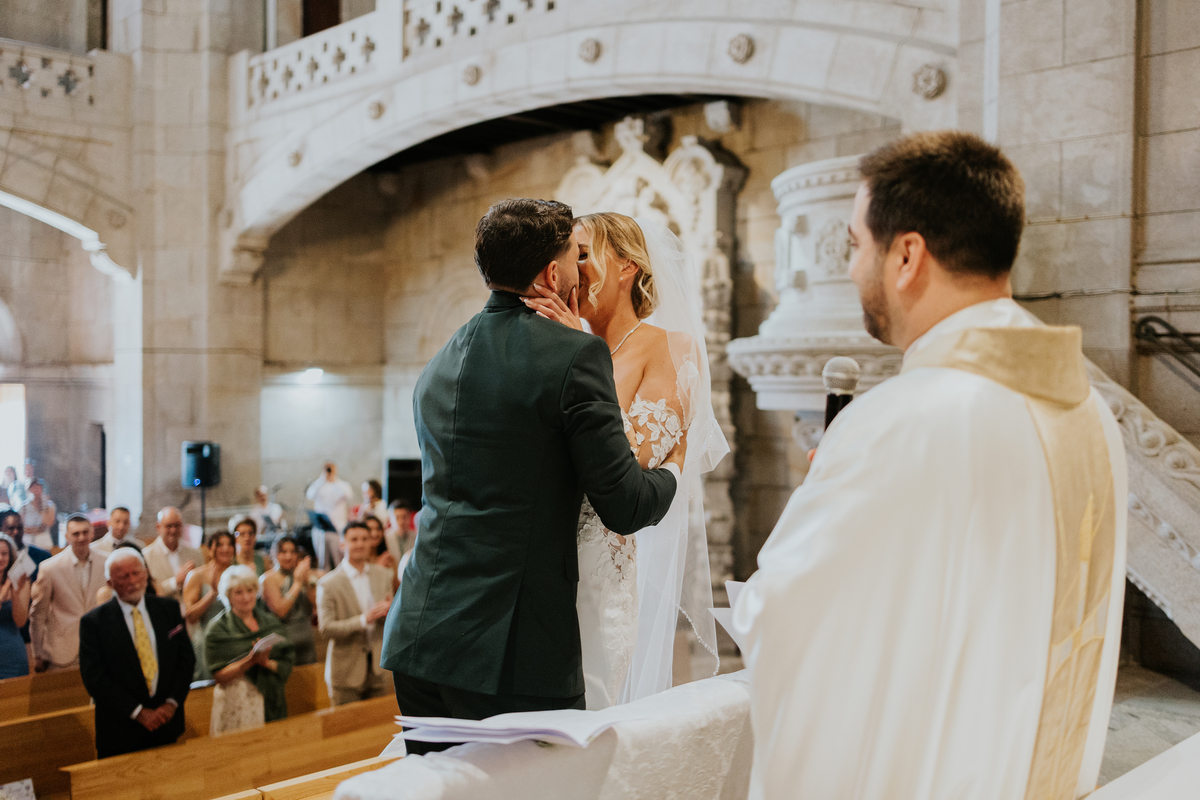 Beijo noivos casamento igreja santa luzia Viana do castelo