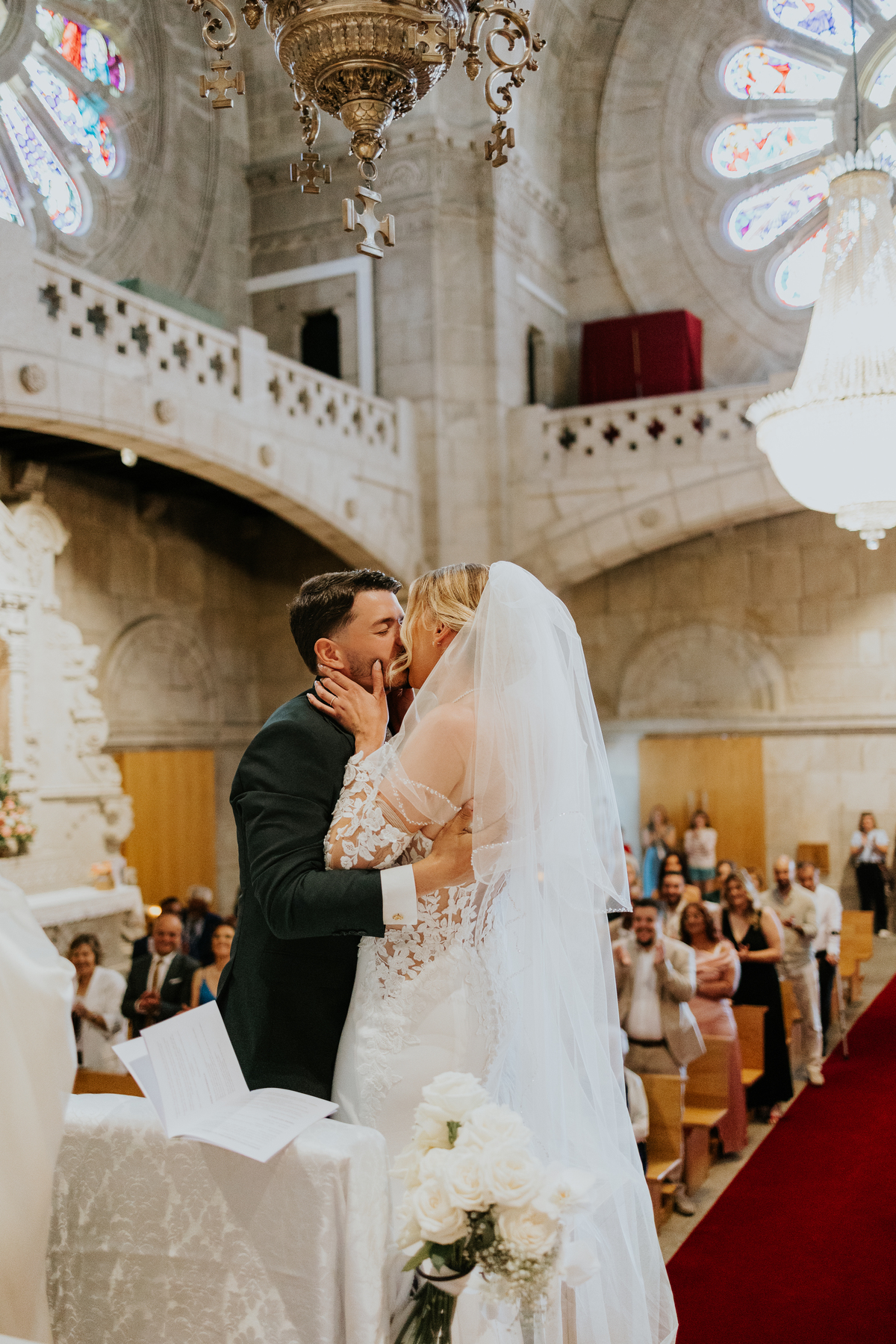 Beijo noivos casamento igreja santa luzia Viana do castelo