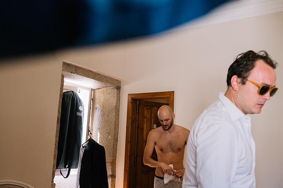 Amigos noivo preparação getting ready