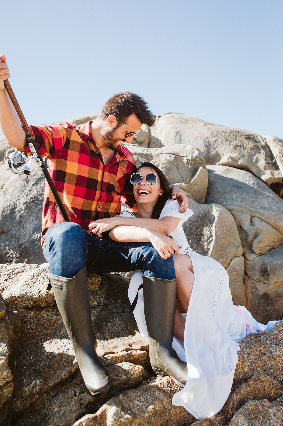 Sessão fotográfica na praia de santo andré povoa de varzim noivo pescador noiva vestido branco 