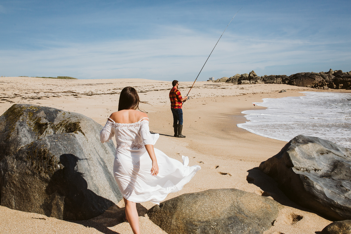 noivos sessão solteiros in love noiva vestido branco praia