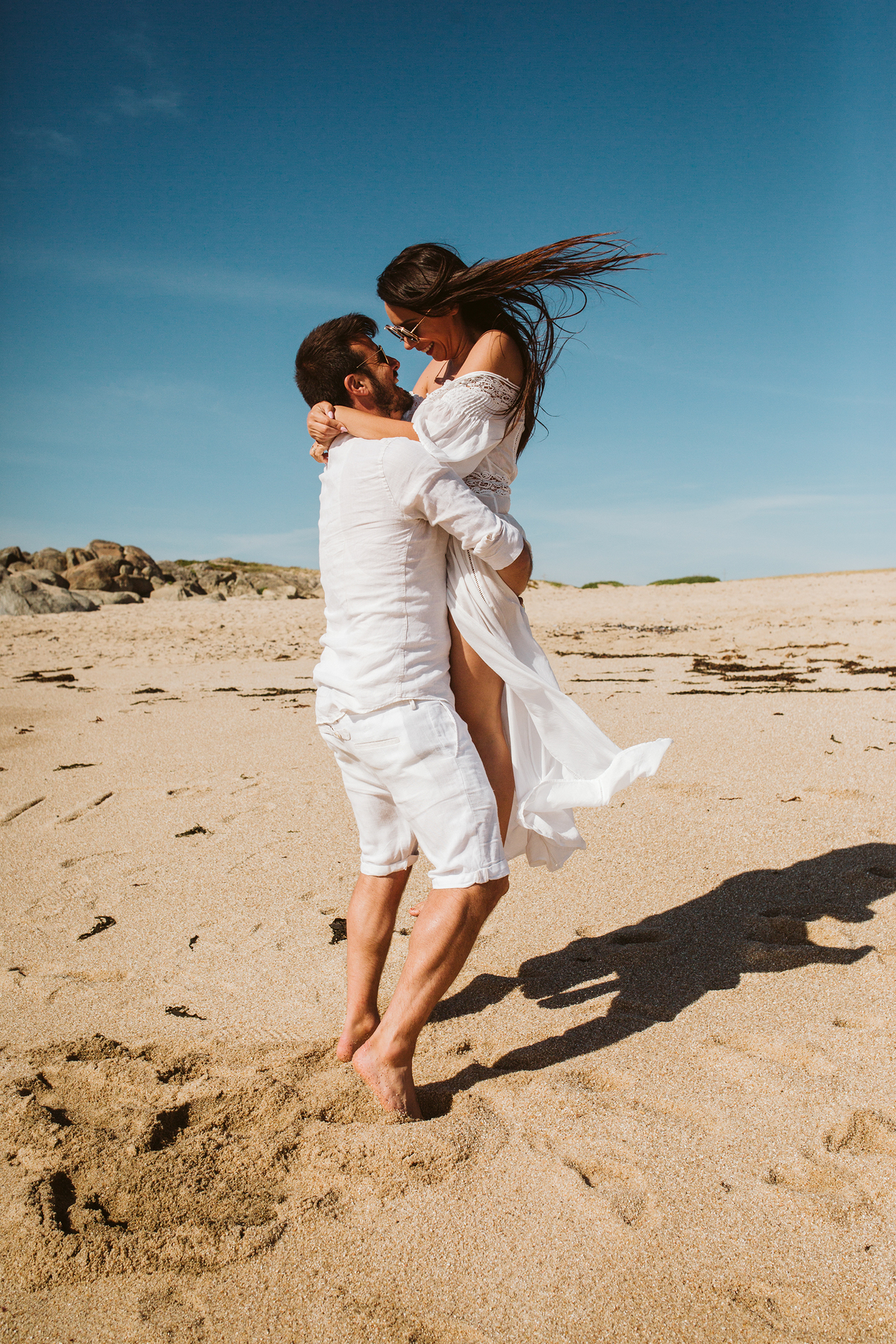 noivos abraçados praia casal