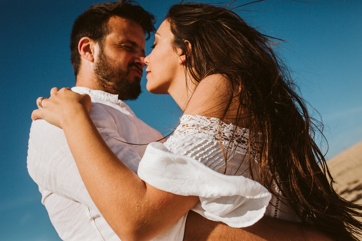 casal praia vento sessão beijo