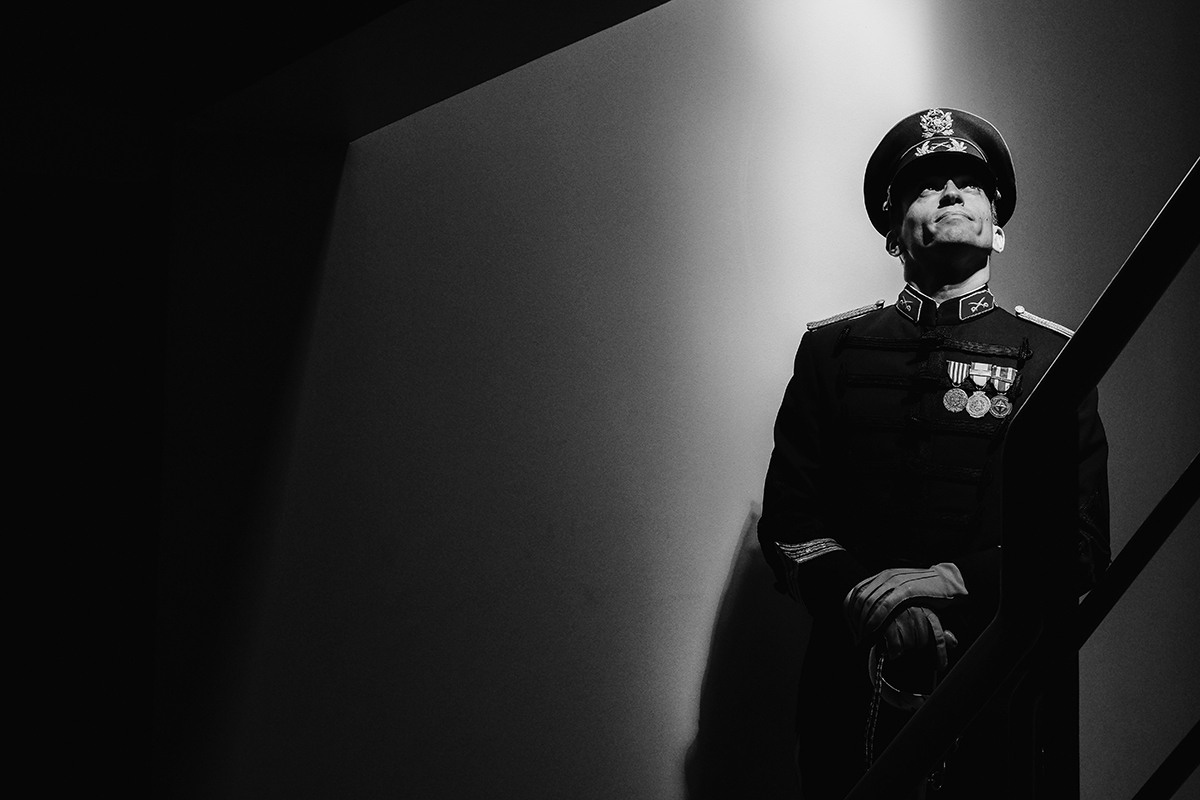 noivo pose escadas militar