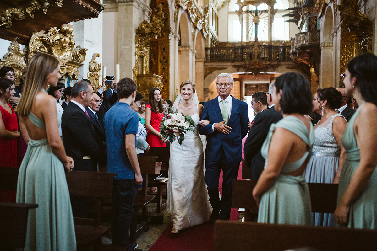 noiva entra pelo altar de braço dado com o pai protocolo casamento