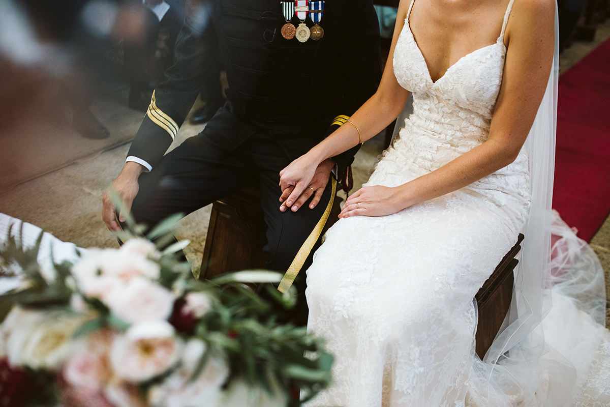 noivos altar casamento mãos dadas
