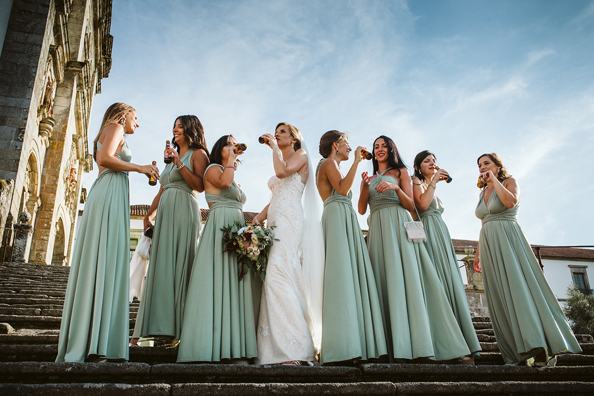 damas honor bebem cerveja saída da igreja