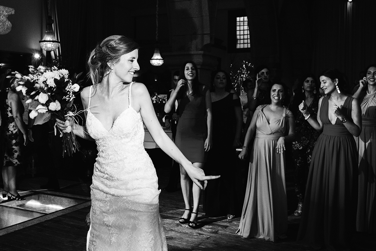 noiva atira ramo casamento