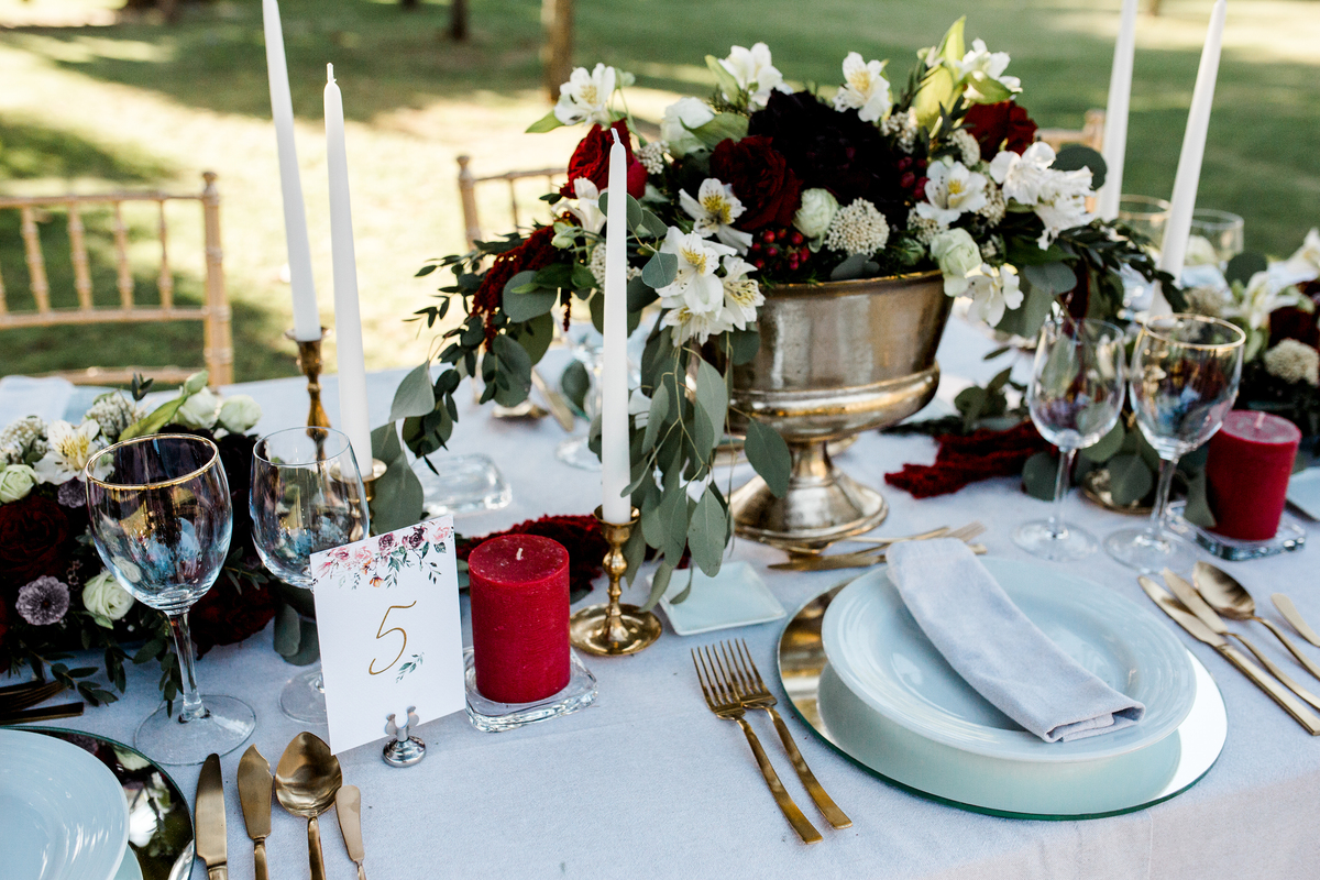 noivos casal quinta do alferes vila do conde casamento decoração mesas monoeventos design estacionário
