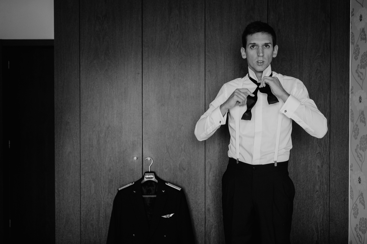 noivo a vestir-se piloto preparativos casamento quarto