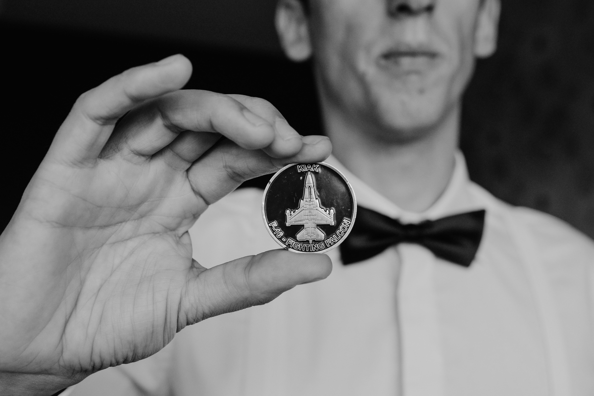 noivo a vestir-se piloto preparativos casamento quarto medalha