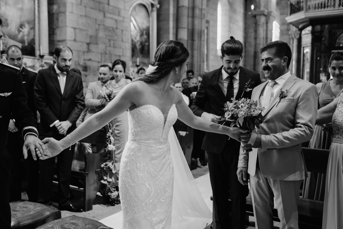 noiva entrega ramo igreja nossa senhora da  oliveira guimarães