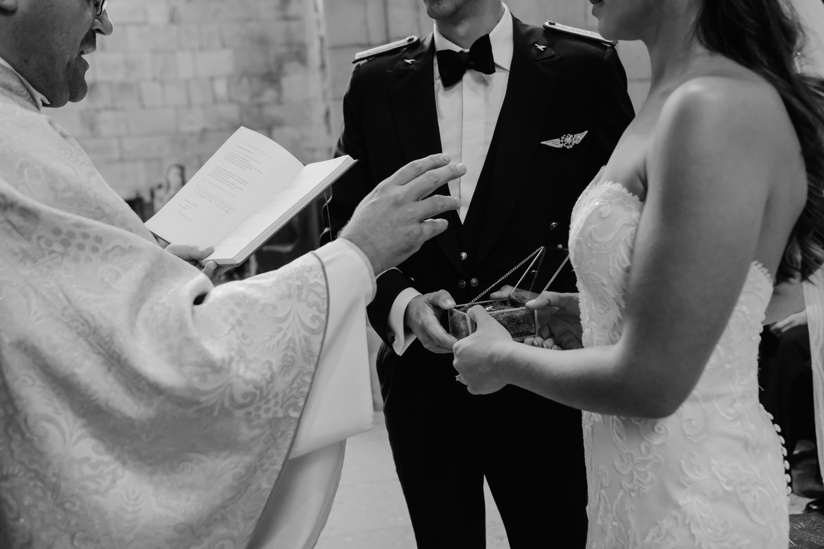 noivos igreja nossa senhora da 
 oliveira Guimarães padre alianças benção